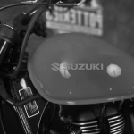 Наклейка на мотоцикл логотип Suzuki
